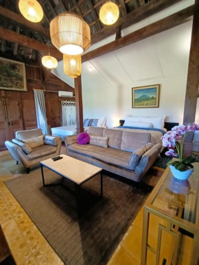 VILLACANTIK Yogyakarta triple bed for six persons